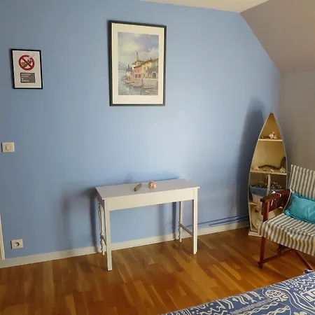 Maison Aux Volets Bleu Bed and Breakfast