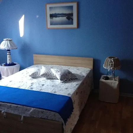 Maison Aux Volets Bleu Bed and Breakfast